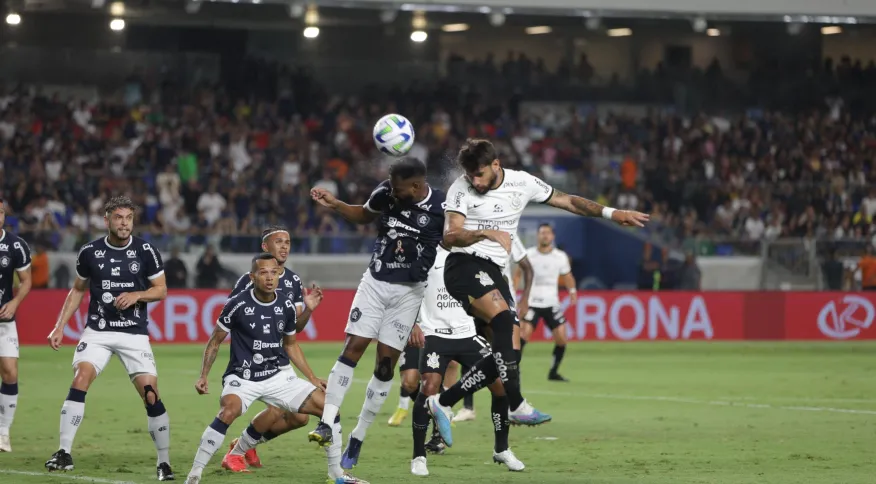 Remo vence o Corinthians no Mangueirão por 2 a 0 e abre vantagem para o jogo de volta em Sampa