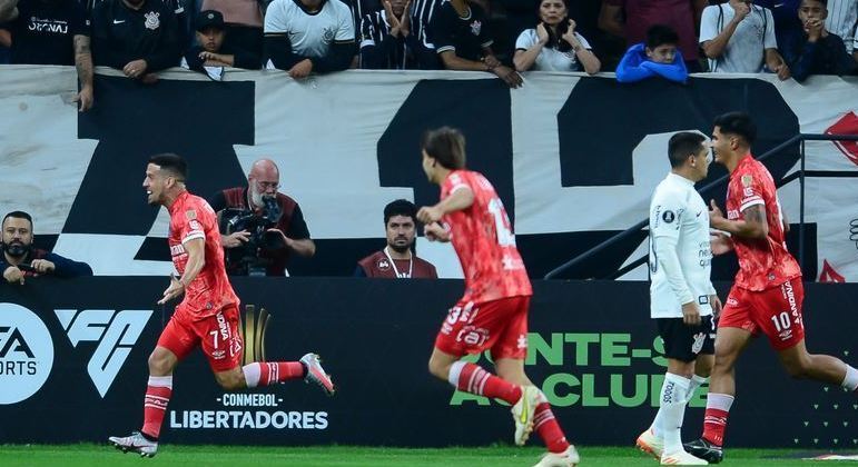 Corinthians perde para o Argentinos Juniors e Fernando Lázaro vê pressão aumentar