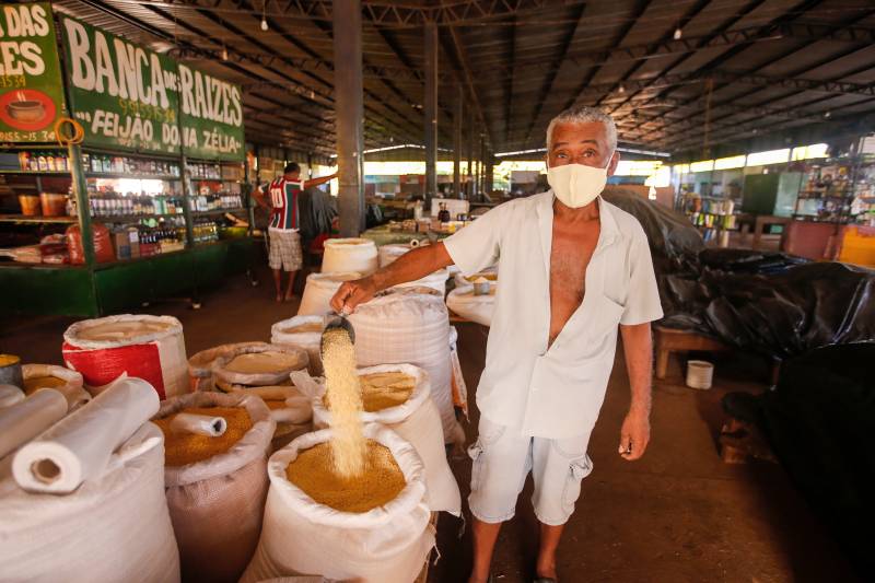 Feirantes ganham local humanizado para vendas de produtos