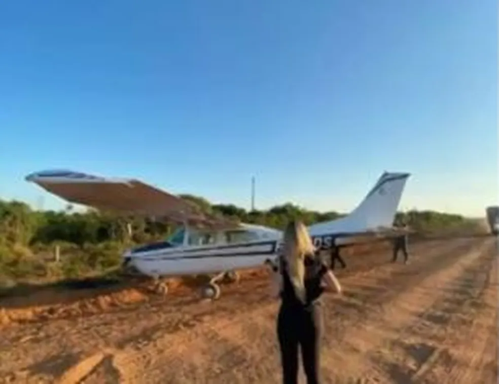 Ladrões roubam avião em área de garimpo, ficam sem combustível e fazem pouso de emergência no Pará