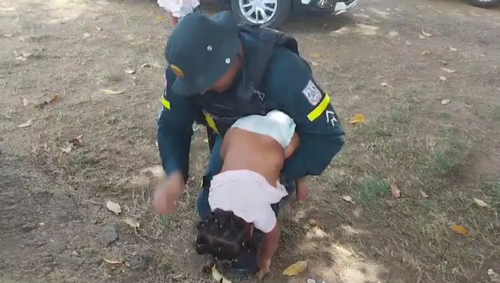 Policial salva criança desacordada com manobra de desengasgo