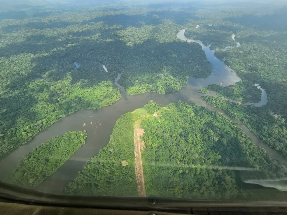 Tripulantes de helicóptero desaparecido são encontrados vivos