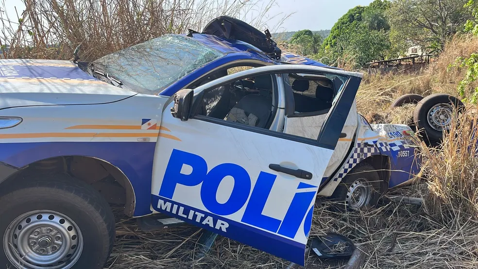 Dois carros da Polícia Militar ficam destruídos após capotarem em rodovia