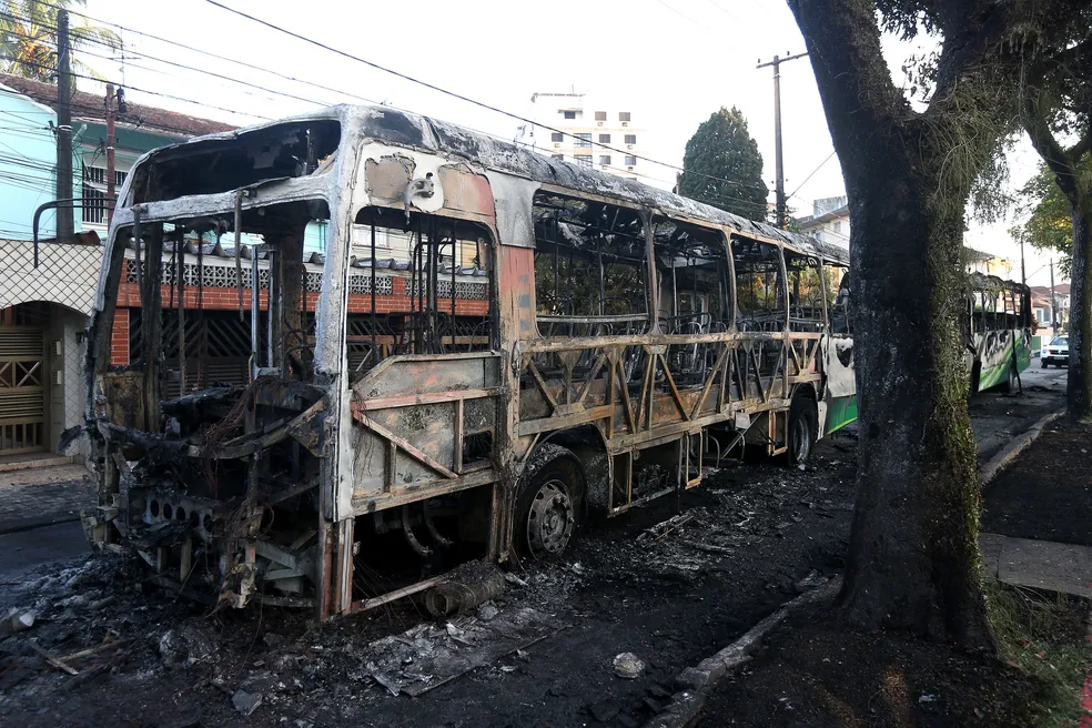 Seis ônibus e quatro automóveis foram incendiados pelos torcedores após rebaixamento do Santos