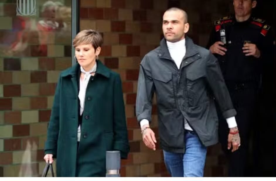 Daniel Alves é autorizado a deixar prisão após pagar fiança