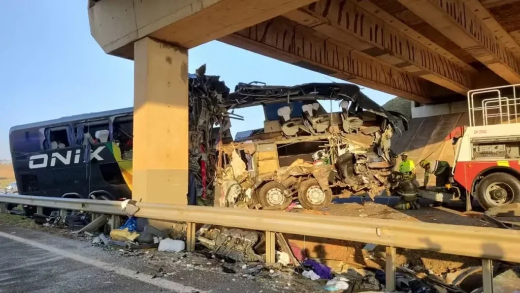 Acidente de ônibus deixa 10 mortos e 42 feridos