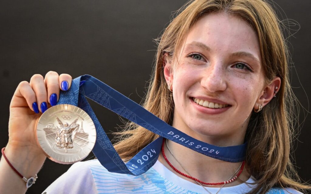 Ginasta romena recebe medalha de bronze tirada de americana após recurso