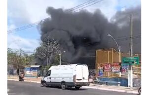 Incêndio destrói lanchas ancoradas em marina, na orla de Belém