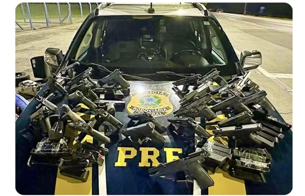 Casal com criança é preso com 28 armas de diferentes países escondidas em carro no Paraná