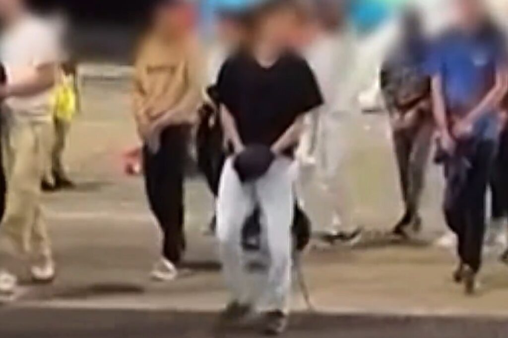 Deportados dos EUA chegando algemados e com pés acorrentados ao Brasil